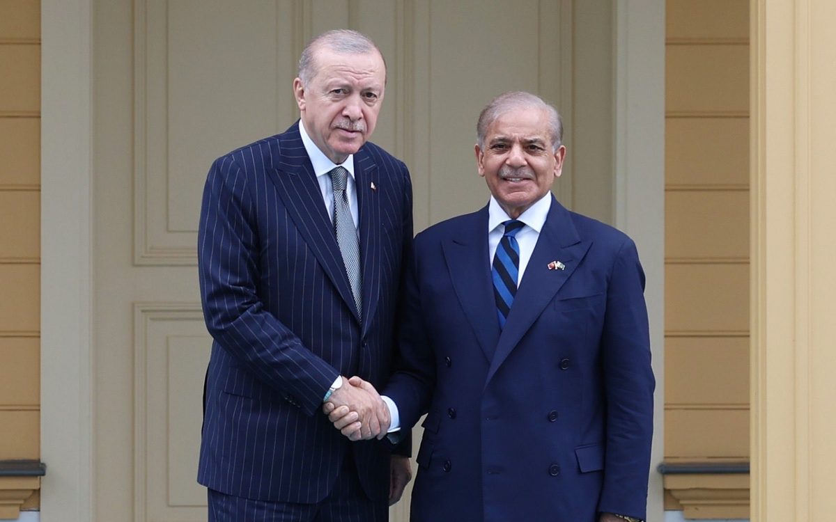 President Erdoğan shakes hands with Pakistani Prime Minister Shehbaz Sharif at Vahdettin Palace in Istanbul