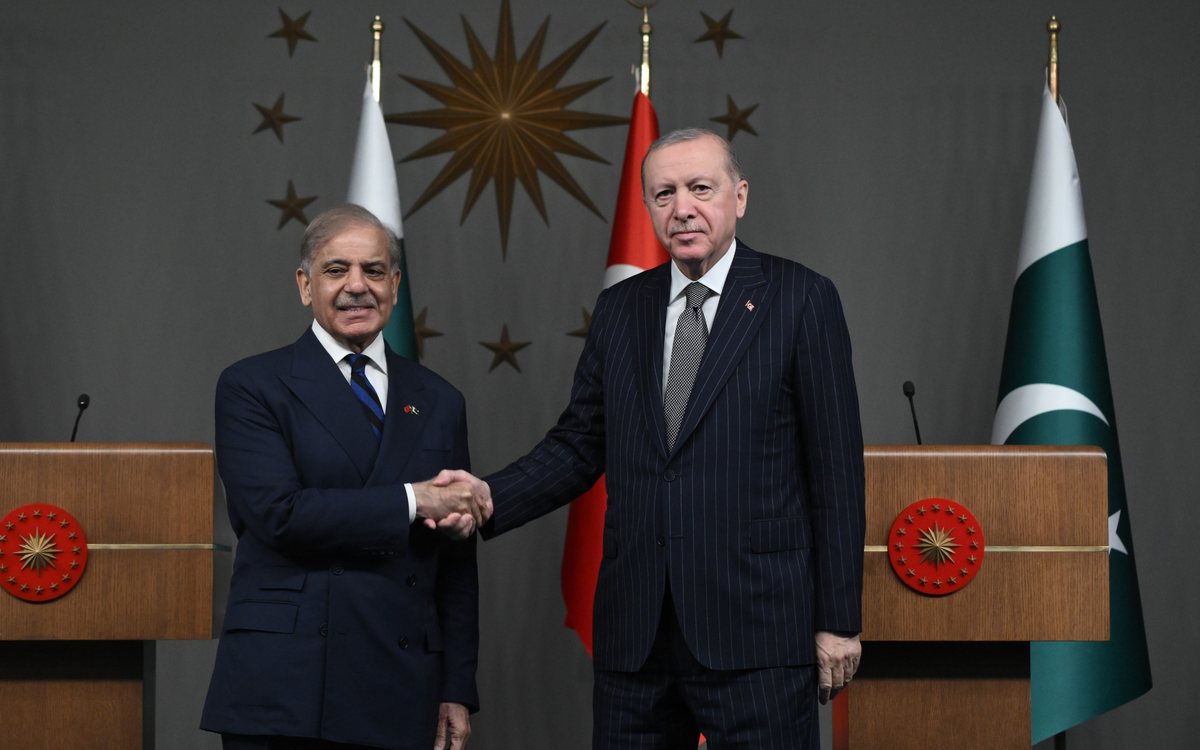 President Erdoğan shakes hands with Pakistani Prime Minister Shehbaz Sharif at their joint press conference